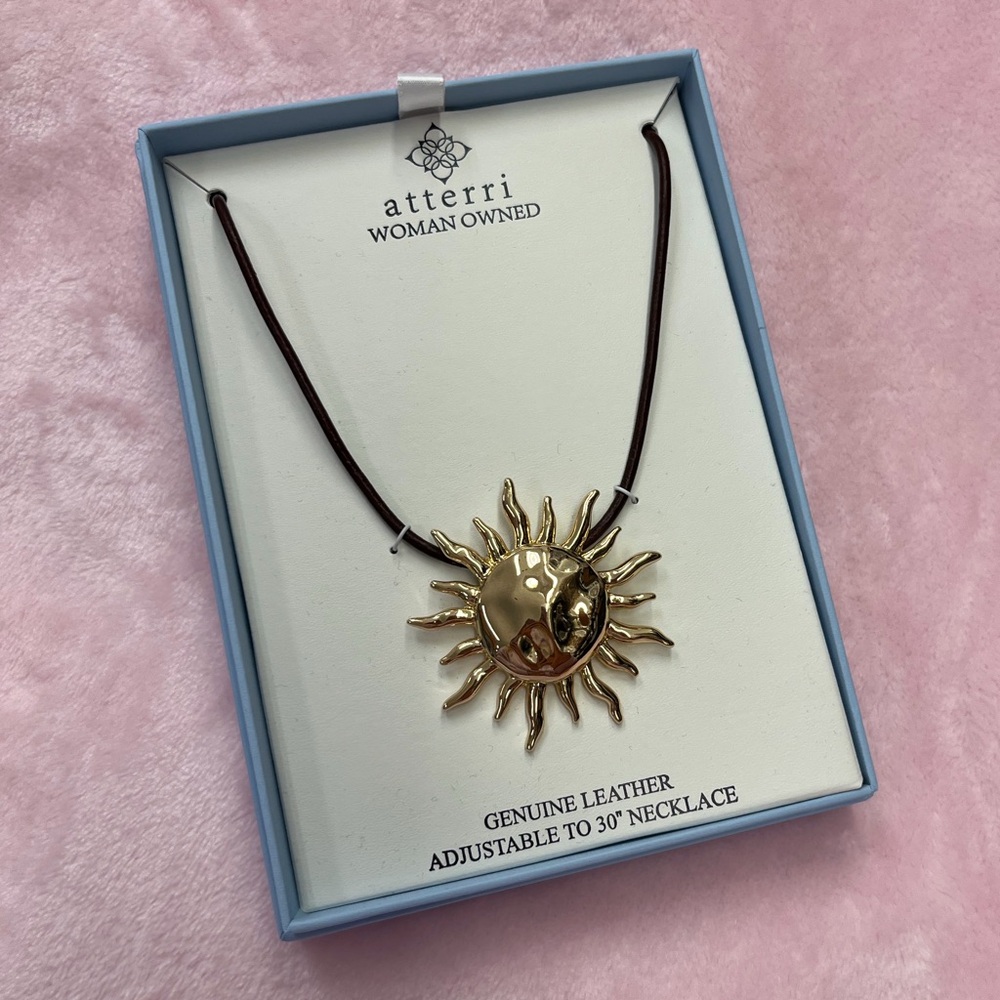 NWT ⚜️☀️⚜️ ATTERRI Gorgeous Sunburst Golden Tone Pendant Necklace - Picture 4 of 16